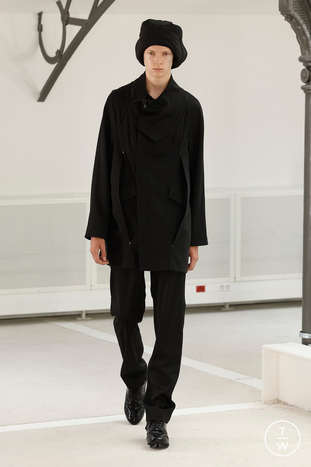 Fashion Week Paris Spring-Summer 2025 look 28 de la collection Kiko Kostadinov menswear