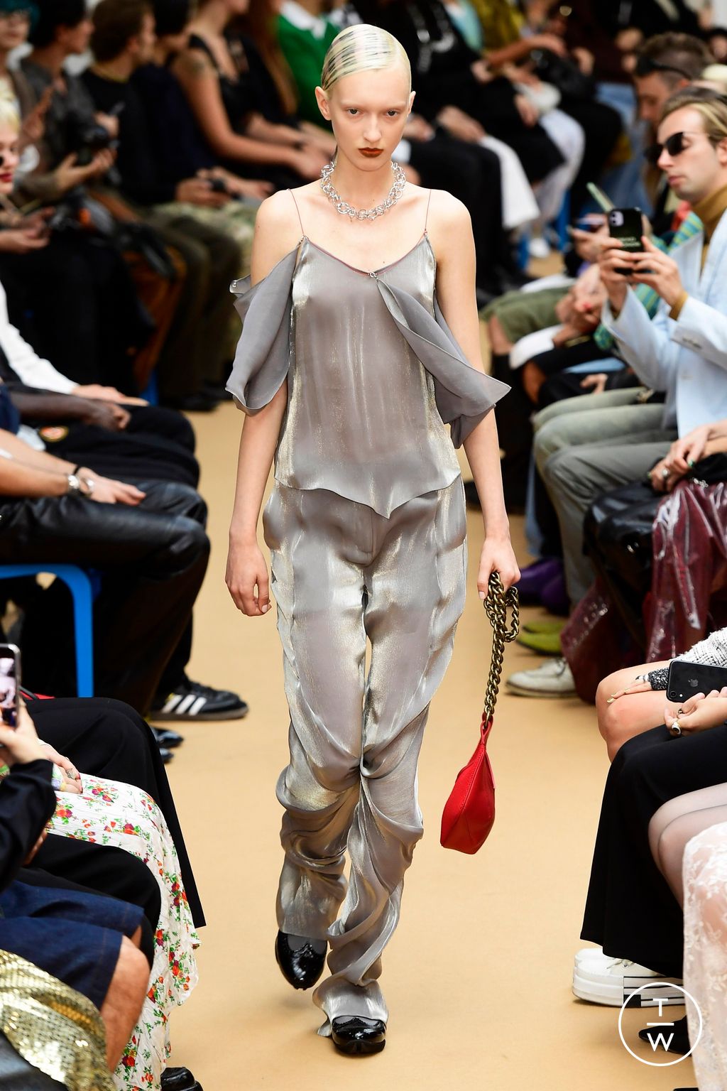 Fashion Week Paris Spring/Summer 2024 look 1 de la collection Kiko Kostadinov womenswear