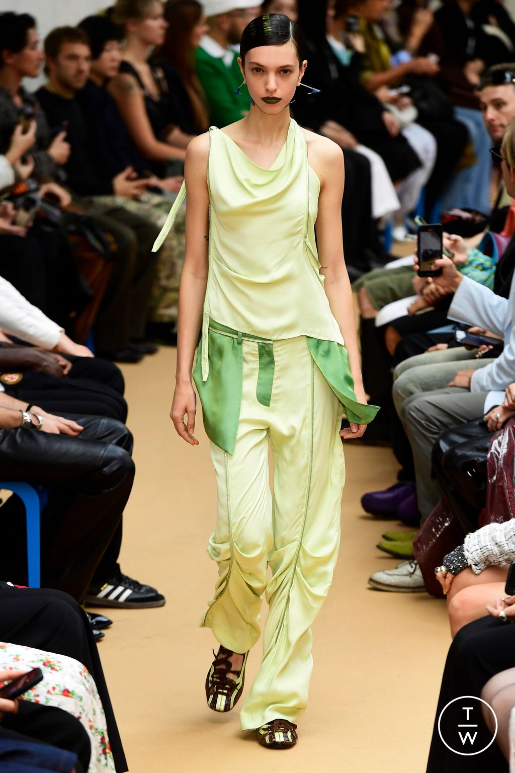 Fashion Week Paris Spring/Summer 2024 look 3 de la collection Kiko Kostadinov womenswear