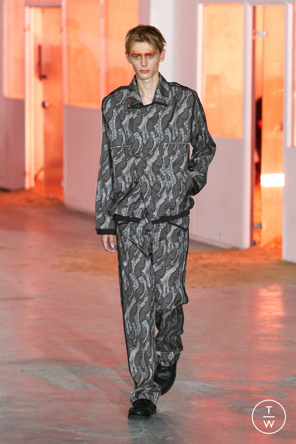 Fashion Week Paris Spring/Summer 2026 look 8 from the Kiko Kostadinov collection 男装
