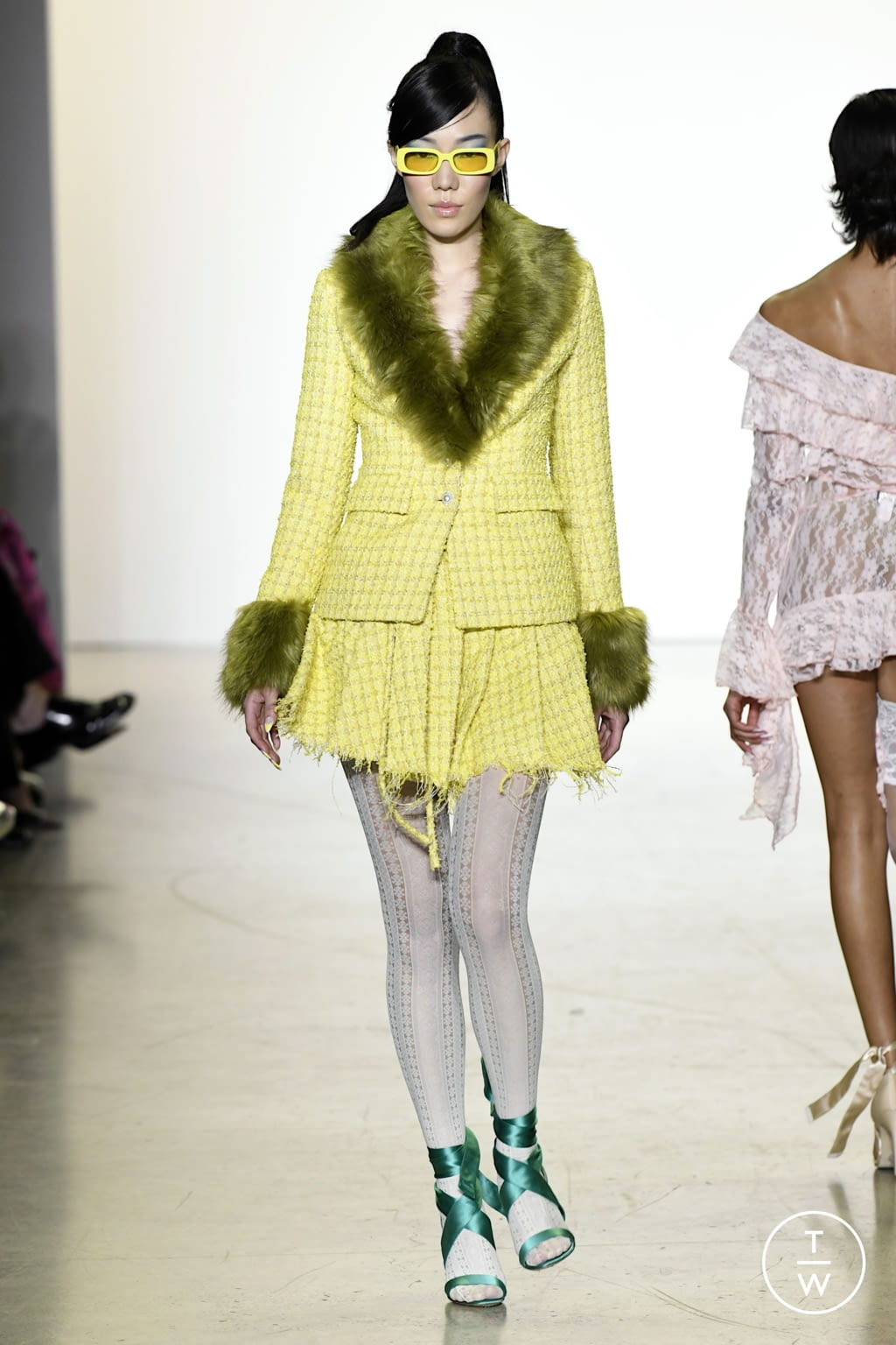 Fashion Week New York Fall/Winter 2022 look 14 de la collection Kim Shui womenswear