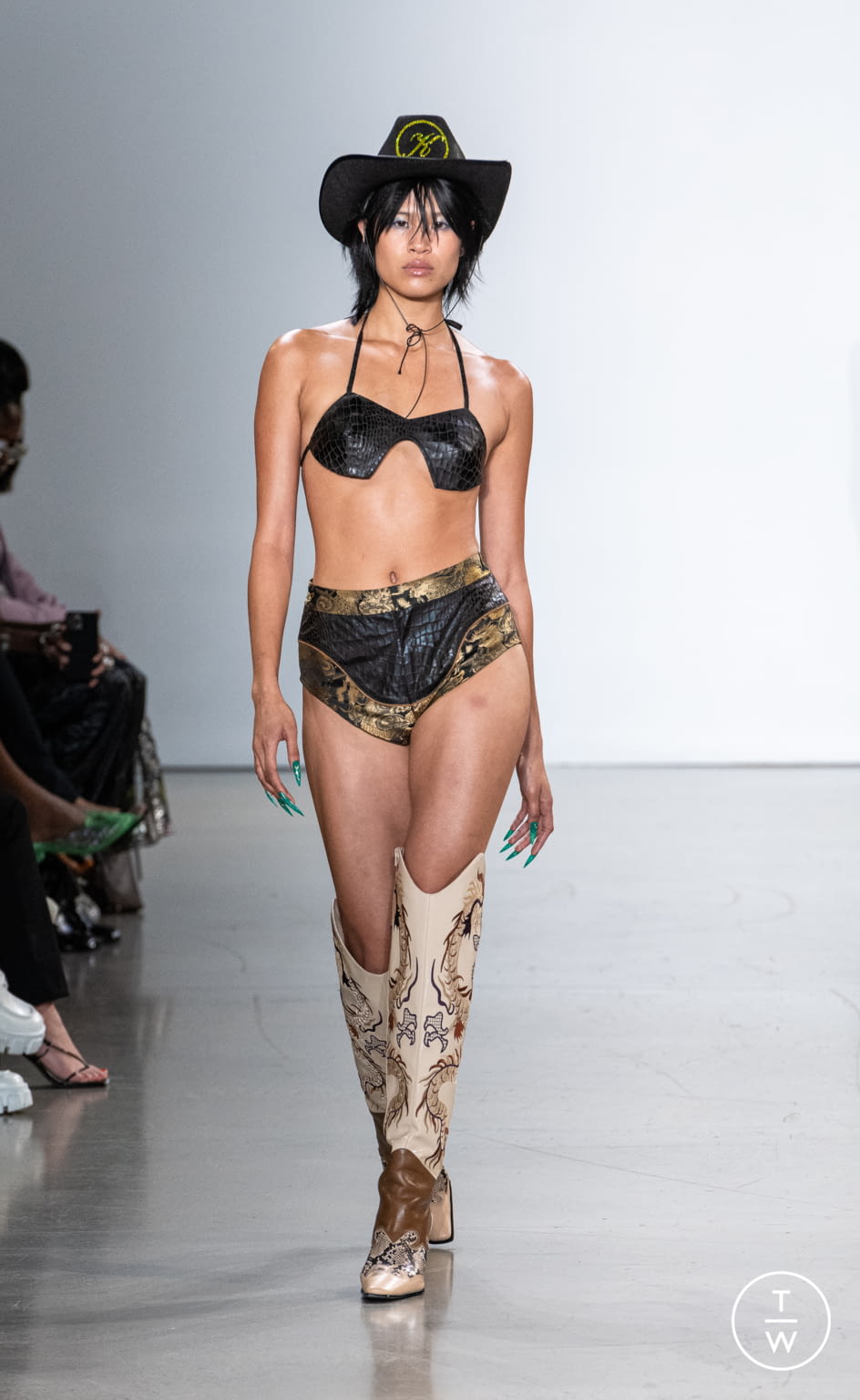 Fashion Week New York Spring/Summer 2022 look 17 de la collection Kim Shui womenswear