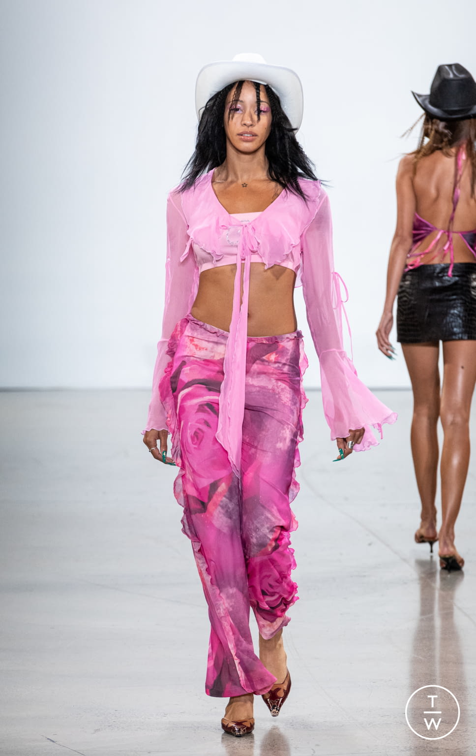 Fashion Week New York Spring/Summer 2022 look 4 from the Kim Shui collection 女装