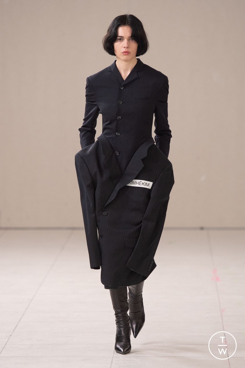 Fashion Week Paris Fall/Winter 2024 look 1 de la collection Kimhekim womenswear