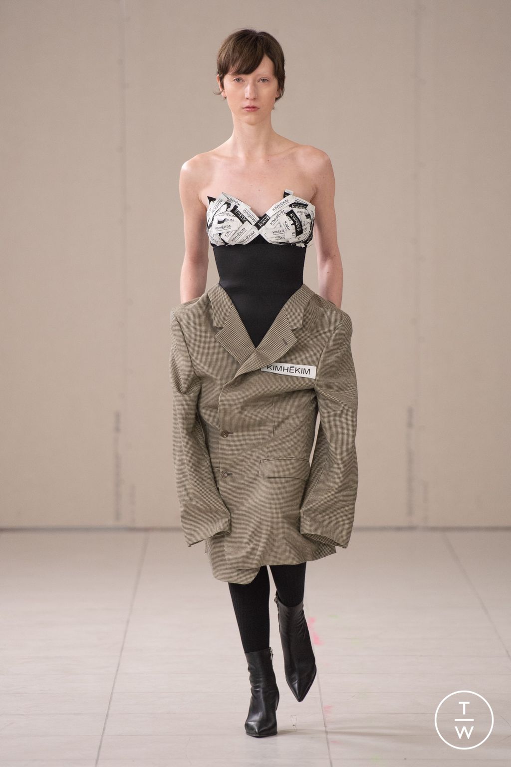 Fashion Week Paris Fall/Winter 2024 look 2 de la collection Kimhekim womenswear