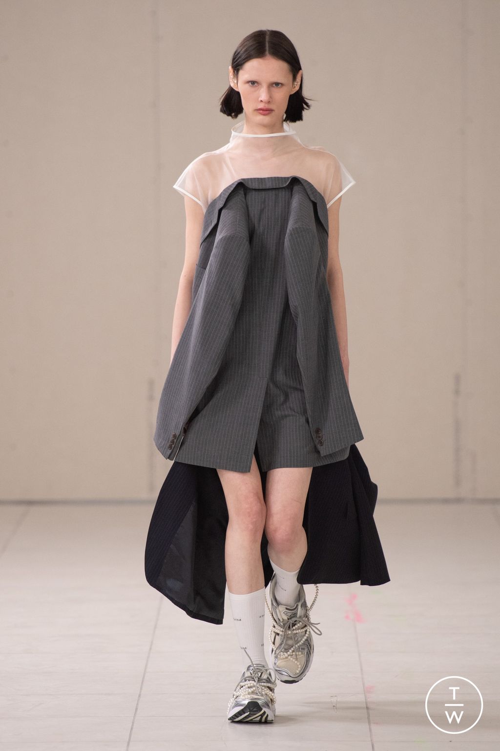 Fashion Week Paris Fall/Winter 2024 look 4 de la collection Kimhekim womenswear