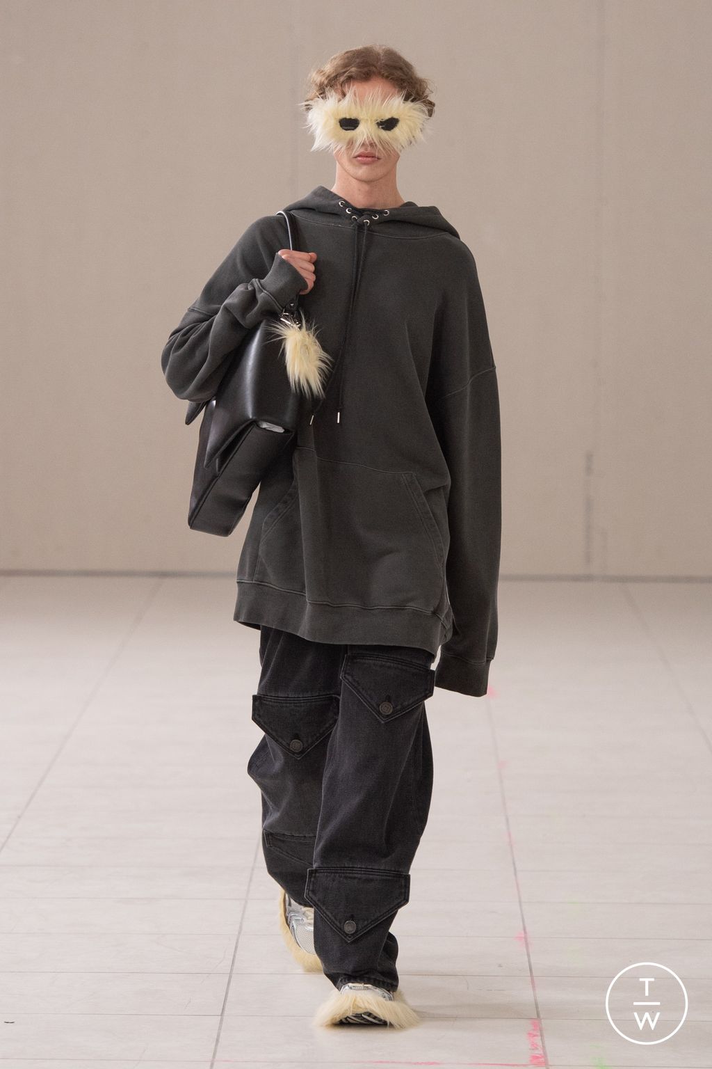 Fashion Week Paris Fall/Winter 2024 look 16 from the Kimhekim collection 女装