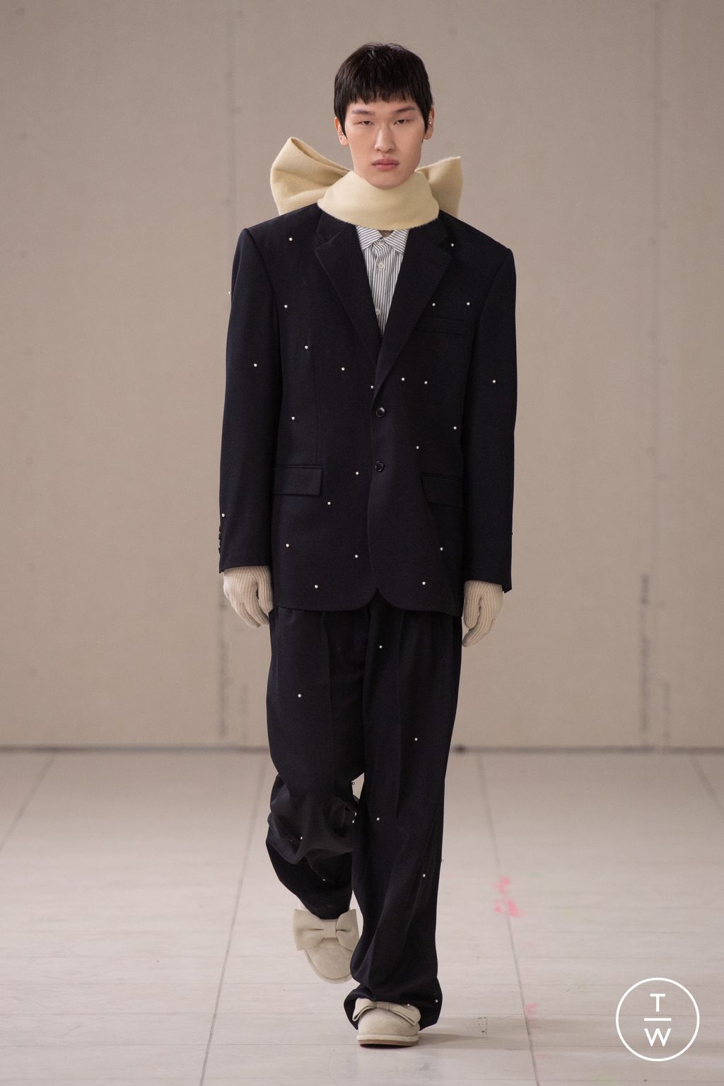 Fashion Week Paris Fall/Winter 2024 look 19 from the Kimhekim collection 女装