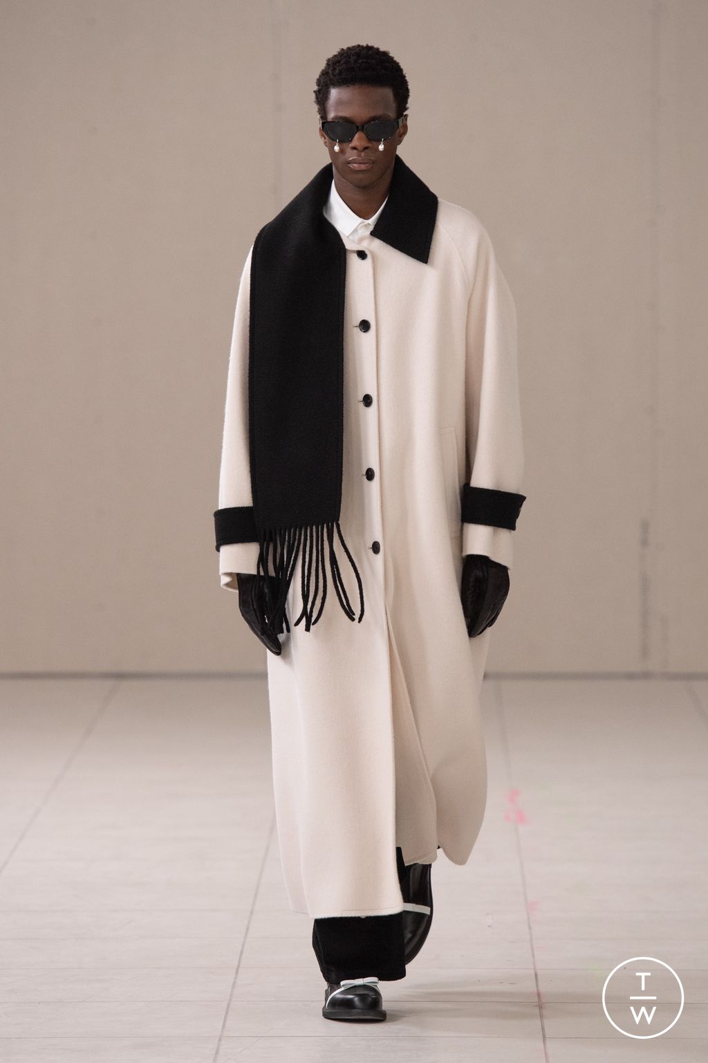 Fashion Week Paris Fall/Winter 2024 look 22 de la collection Kimhekim womenswear