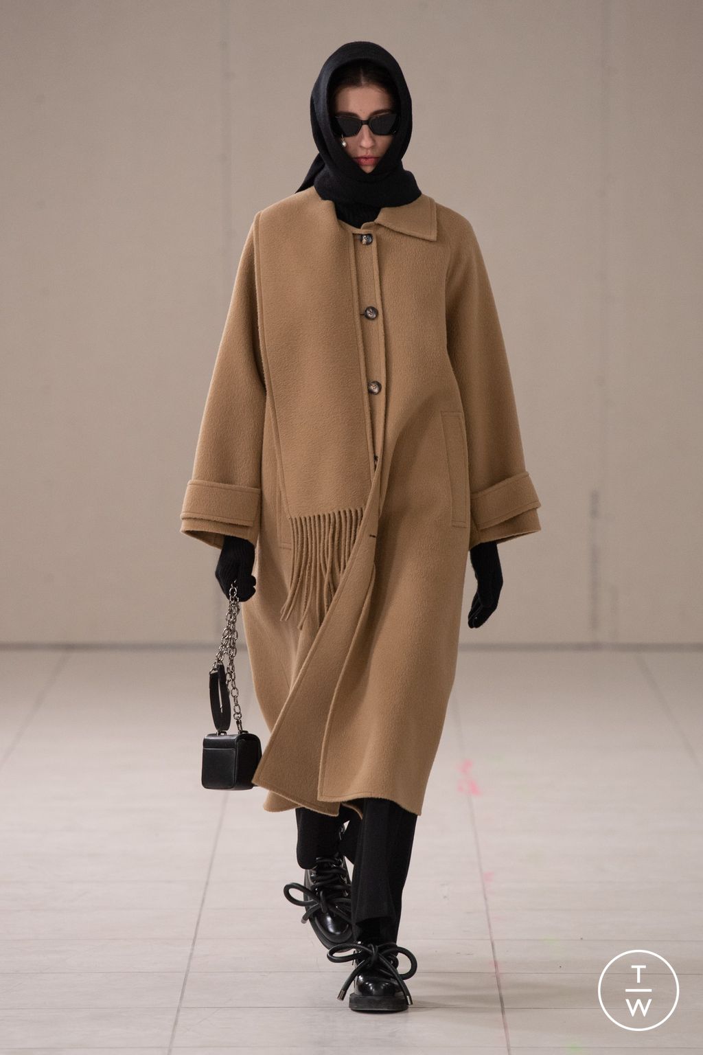 Fashion Week Paris Fall/Winter 2024 look 23 de la collection Kimhekim womenswear