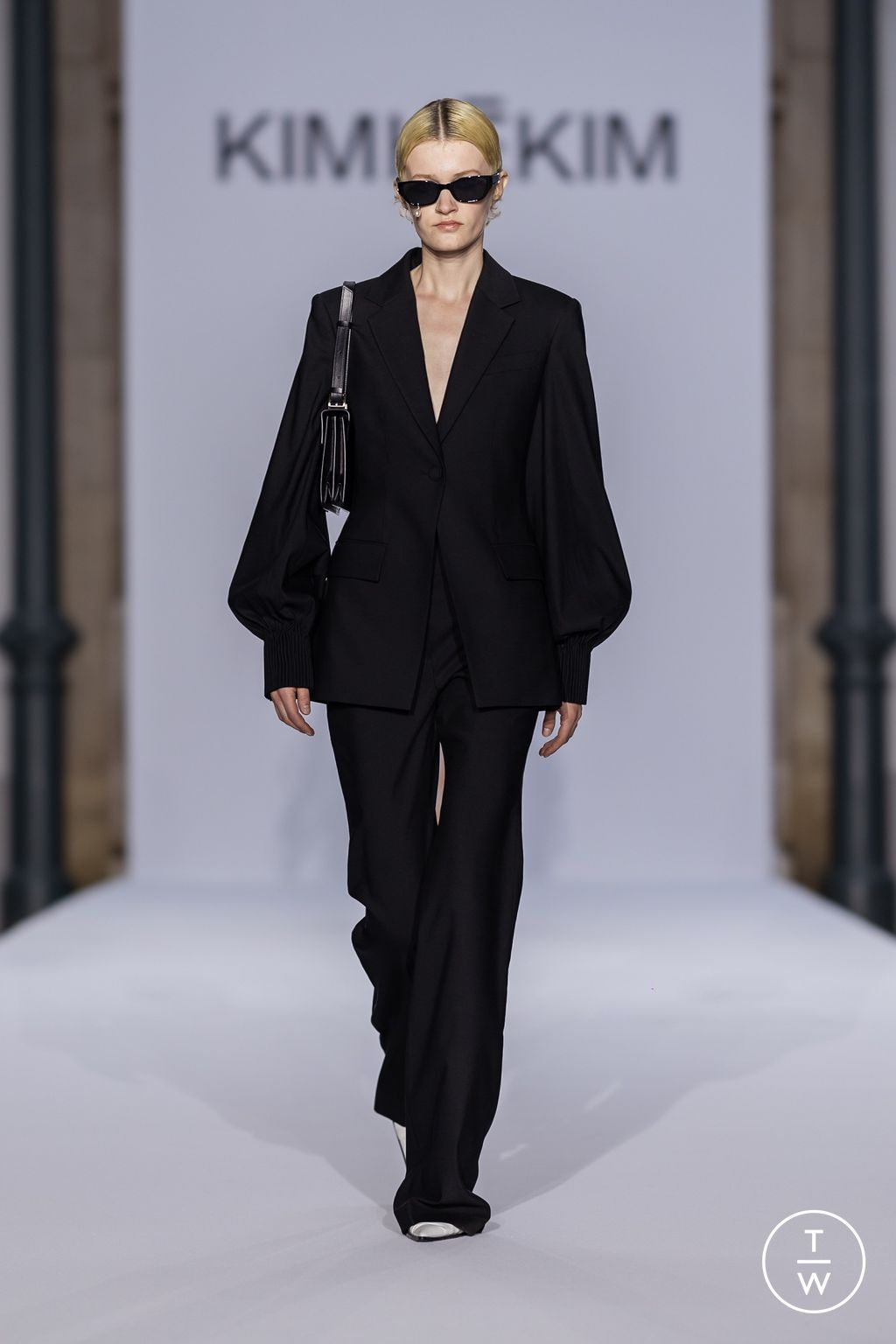 Fashion Week Paris Spring/Summer 2024 look 1 de la collection Kimhekim womenswear