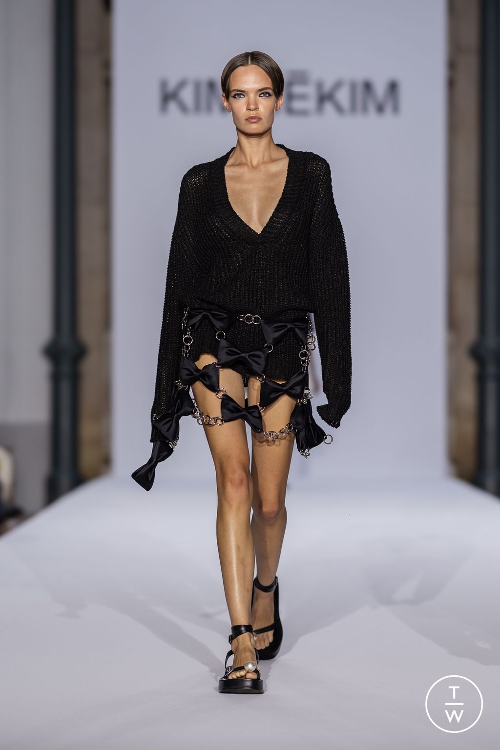 Fashion Week Paris Spring/Summer 2024 look 18 from the Kimhekim collection 女装