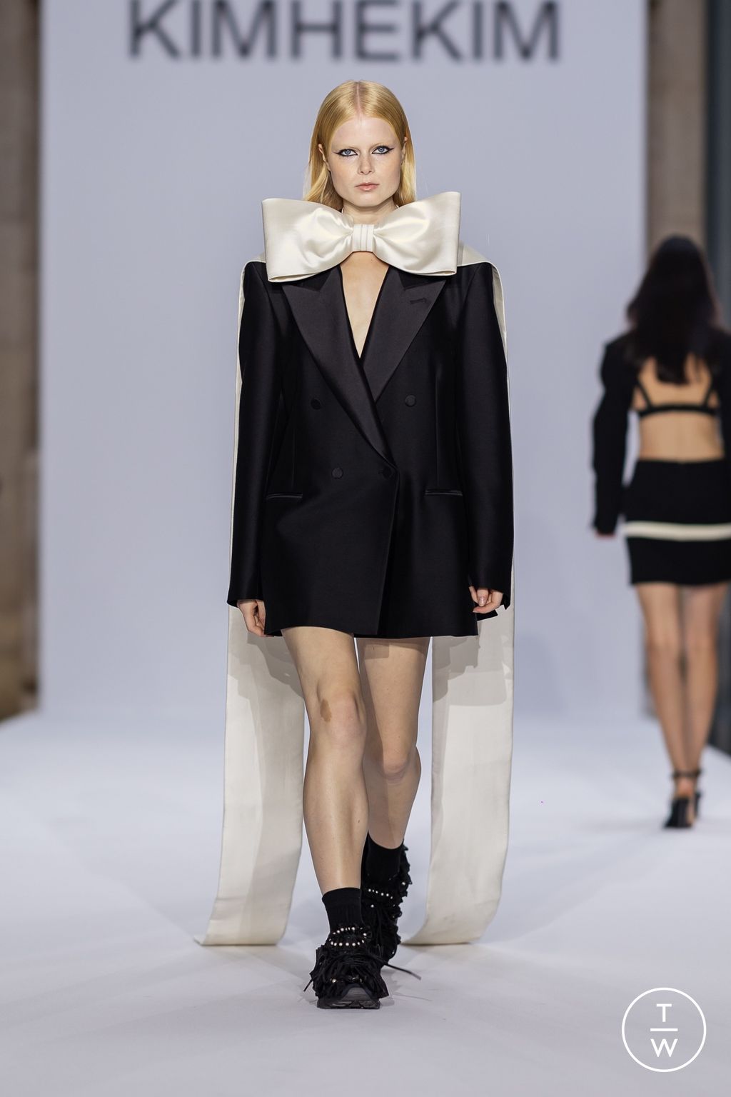 Fashion Week Paris Spring/Summer 2024 look 33 de la collection Kimhekim womenswear