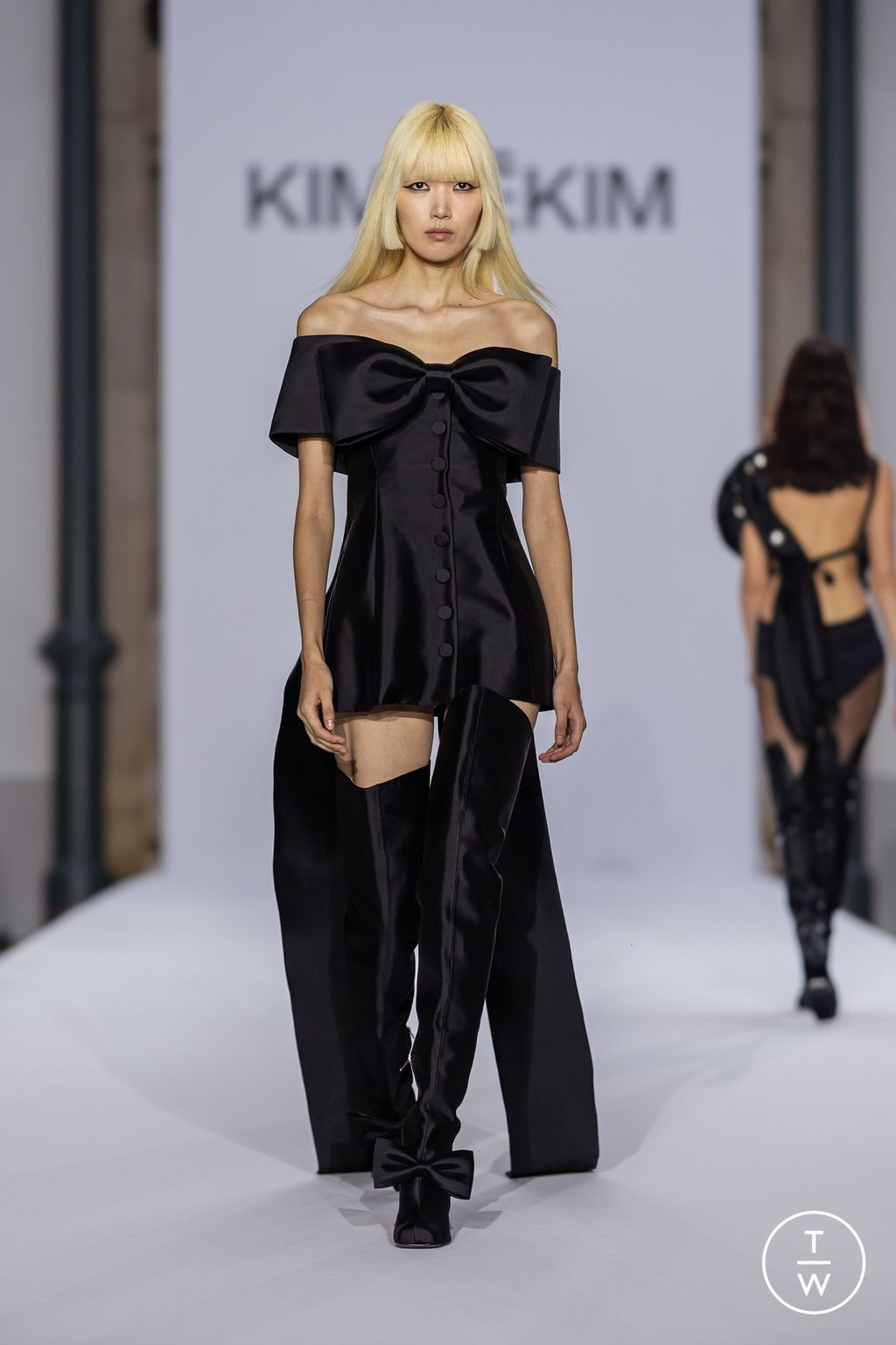 Fashion Week Paris Spring/Summer 2024 look 35 from the Kimhekim collection 女装