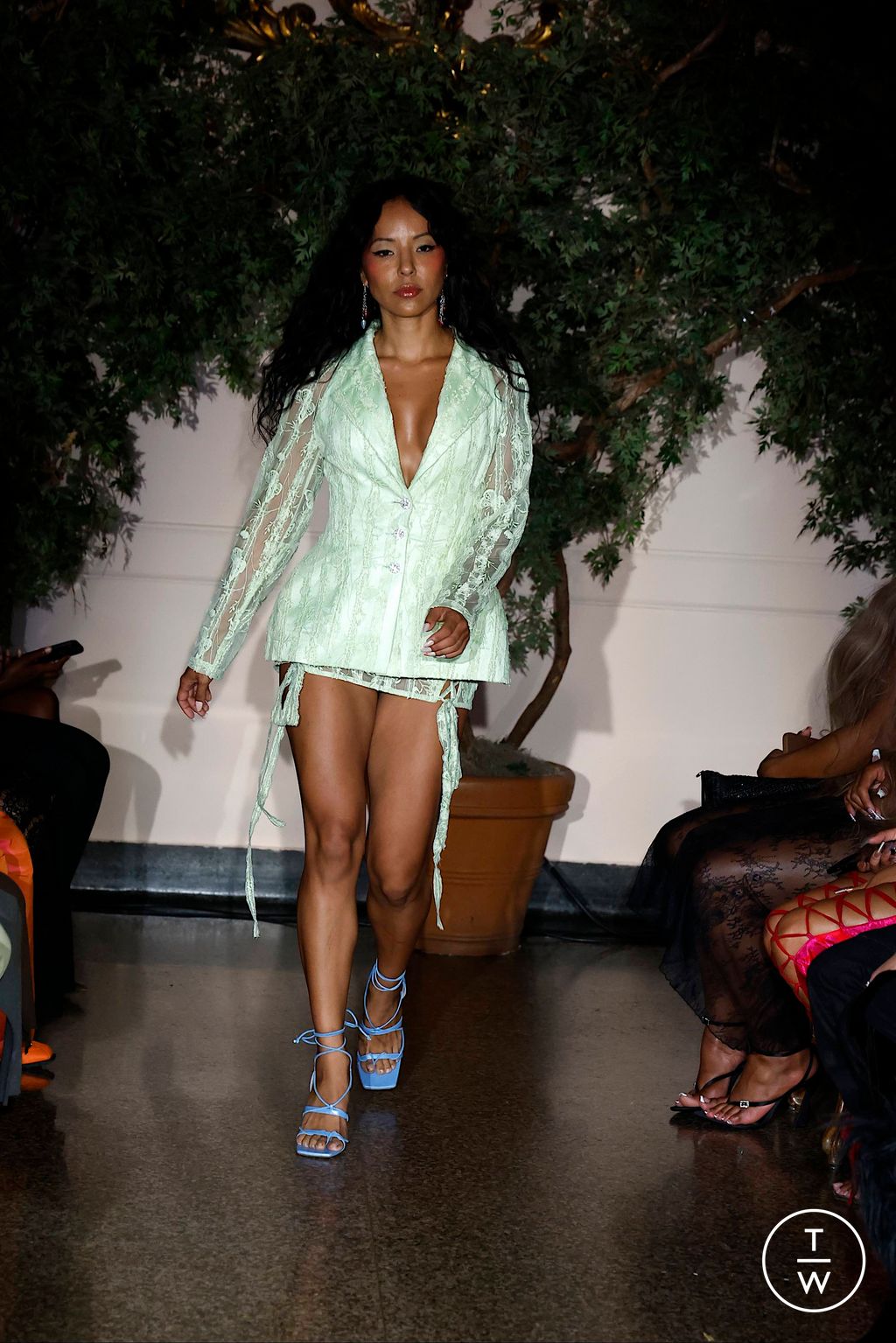 Fashion Week New York Spring/Summer 2024 look 23 de la collection Kim Shui womenswear