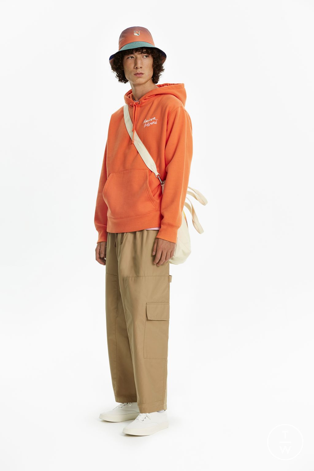 Fashion Week Paris Spring/Summer 2023 look 6 from the Maison Kitsuné collection 女装