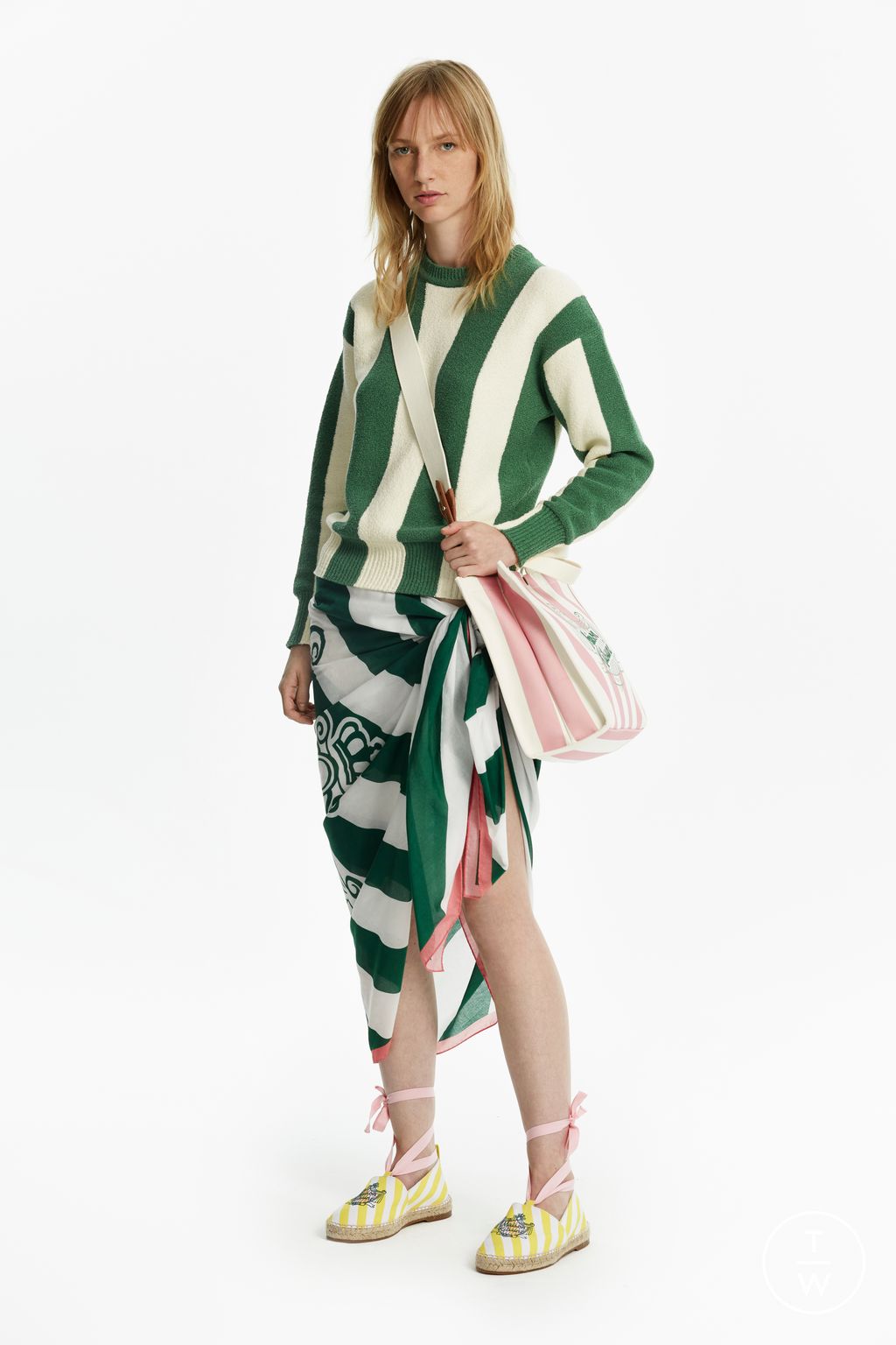 Fashion Week Paris Spring/Summer 2023 look 10 from the Maison Kitsuné collection 女装