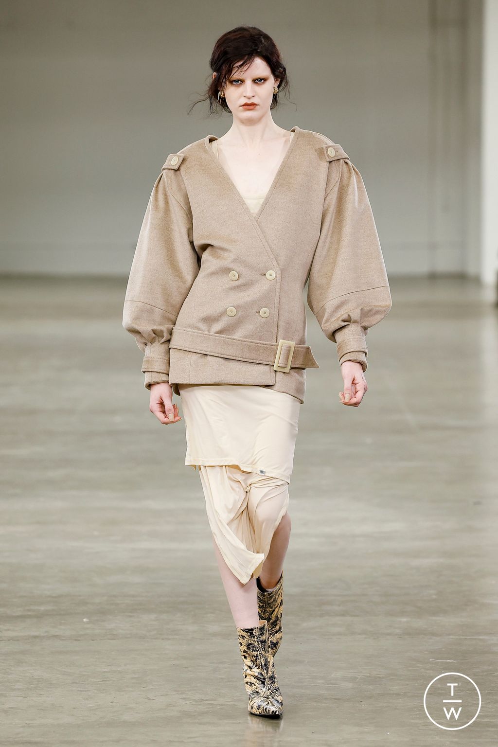 Fashion Week London Fall/Winter 2024 look 5 from the KNWLS collection 女装