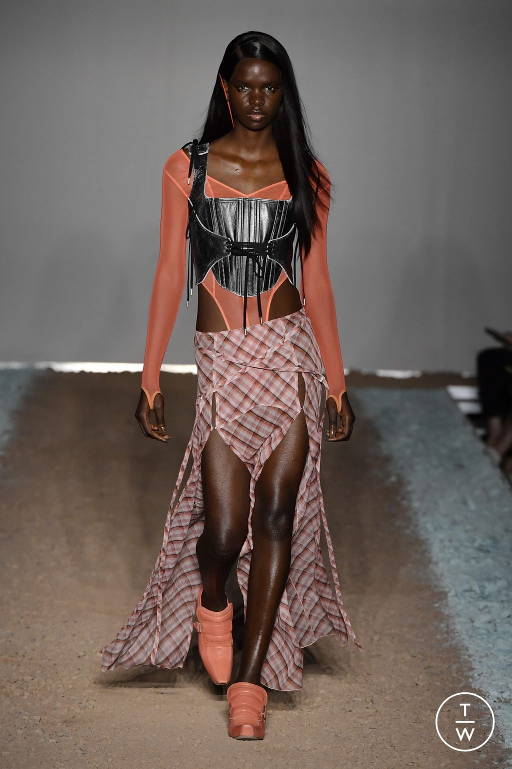 Fashion Week London Spring/Summer 2024 look 6 from the KNWLS collection 女装