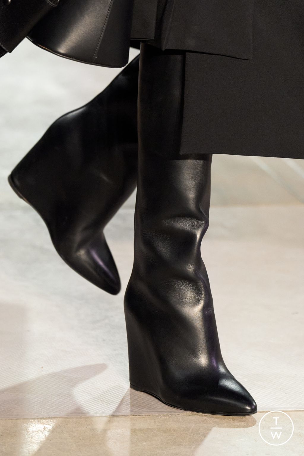 Fashion Week New York Fall/Winter 2025 look 2 from the Michael Kors Collection collection 女装配饰