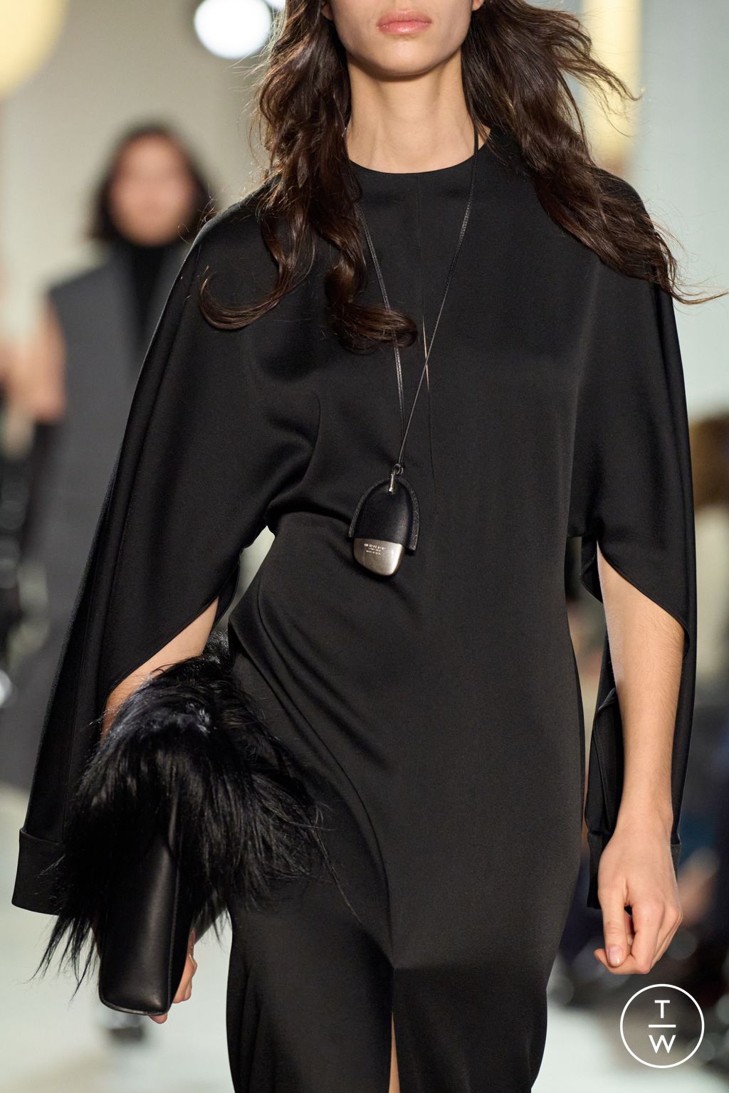 Fashion Week New York Fall/Winter 2025 look 8 from the Michael Kors Collection collection 女装配饰