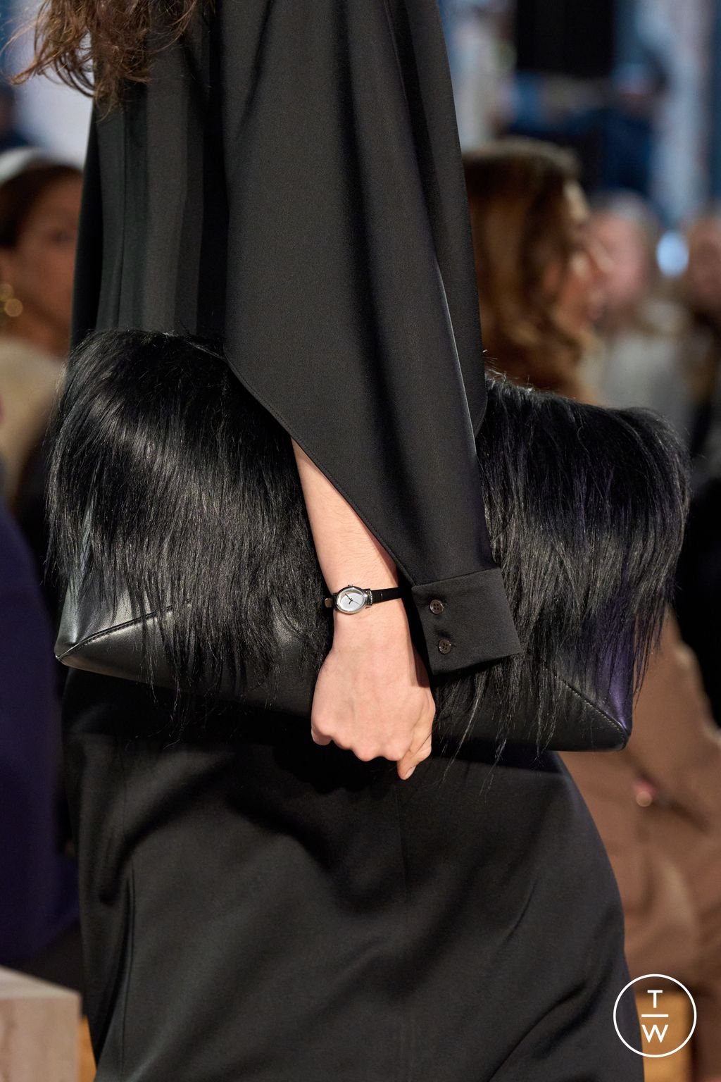 Fashion Week New York Fall/Winter 2025 look 9 from the Michael Kors Collection collection 女装配饰