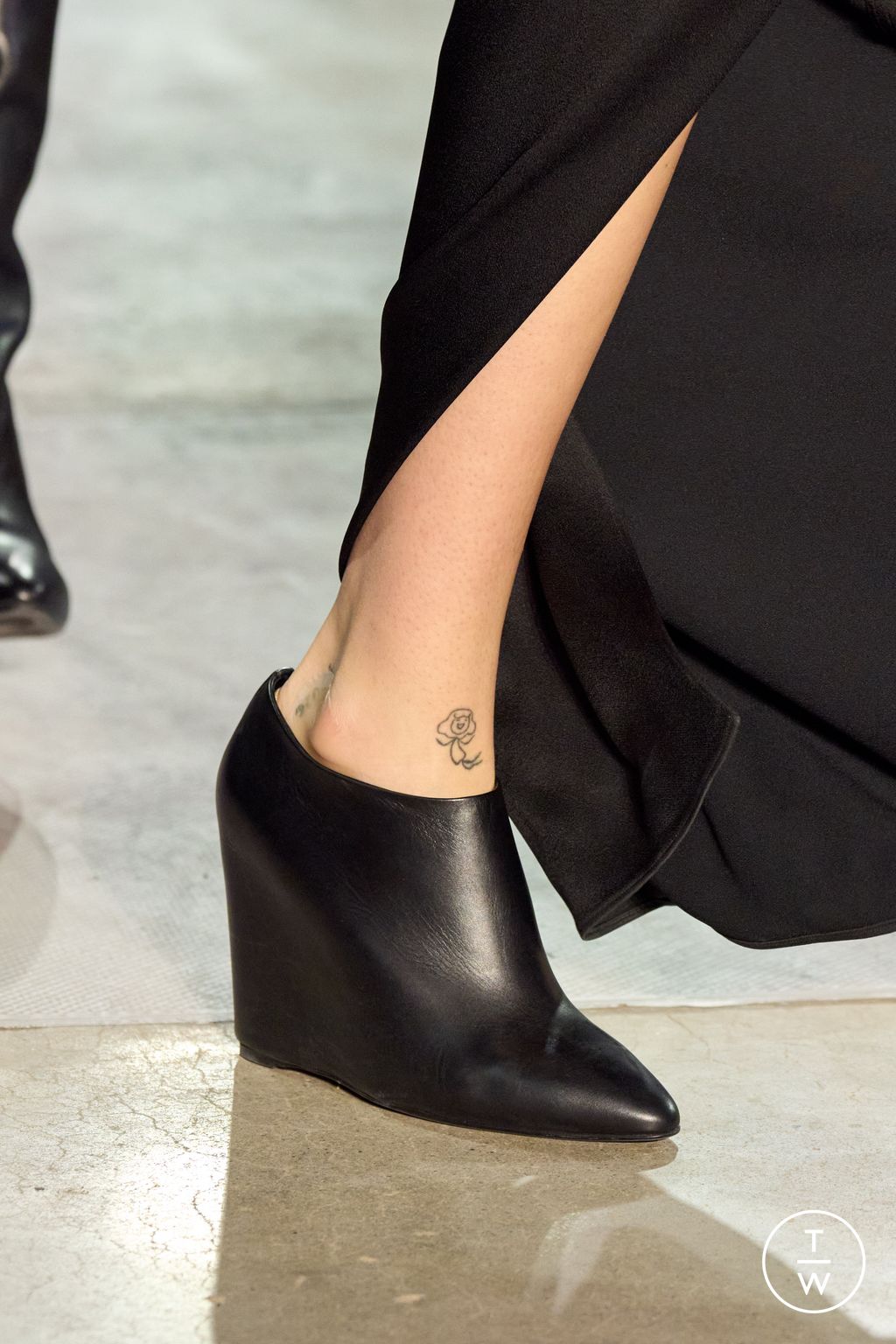 Fashion Week New York Fall/Winter 2025 look 10 from the Michael Kors Collection collection 女装配饰