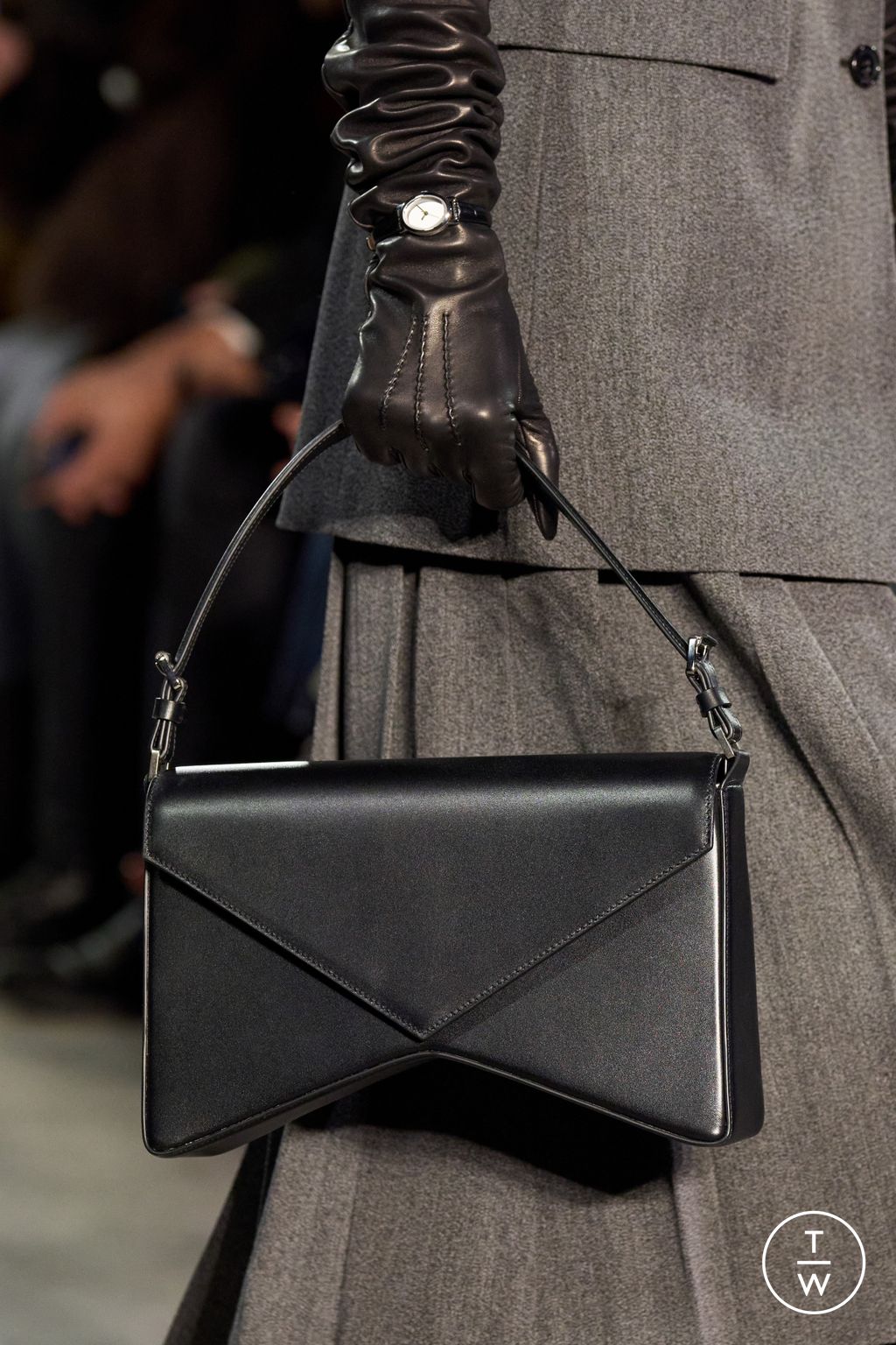 Fashion Week New York Fall/Winter 2025 look 12 from the Michael Kors Collection collection 女装配饰