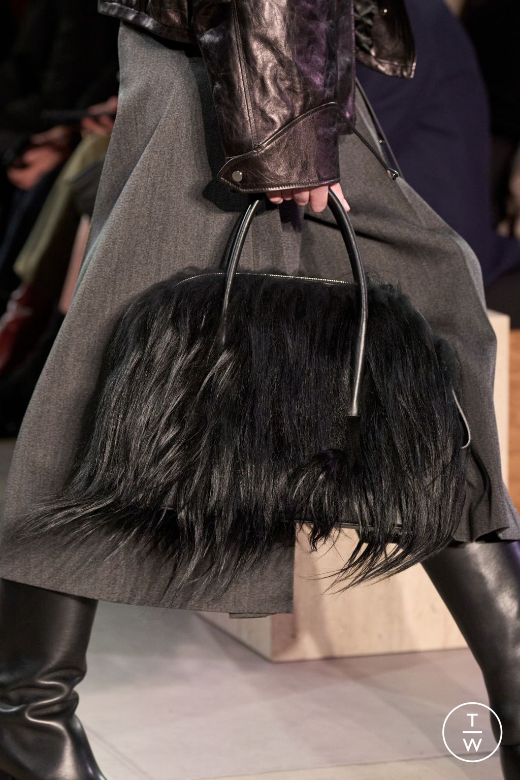 Fashion Week New York Fall/Winter 2025 look 16 from the Michael Kors Collection collection 女装配饰