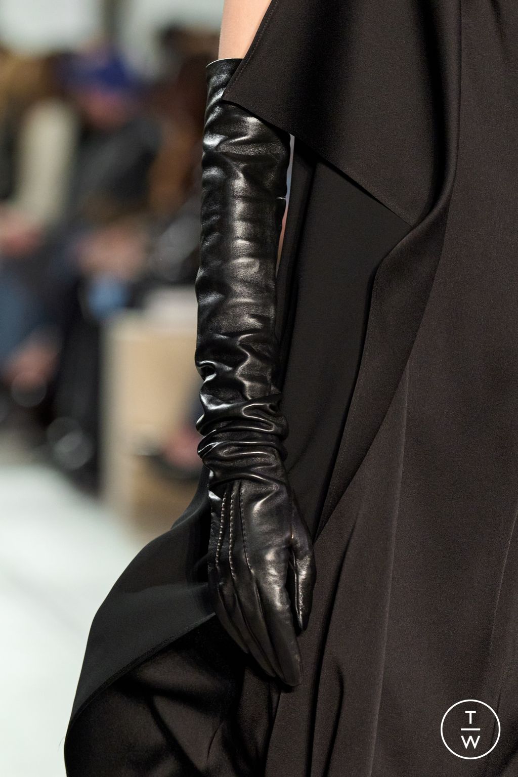 Fashion Week New York Fall/Winter 2025 look 17 from the Michael Kors Collection collection womenswear accessories