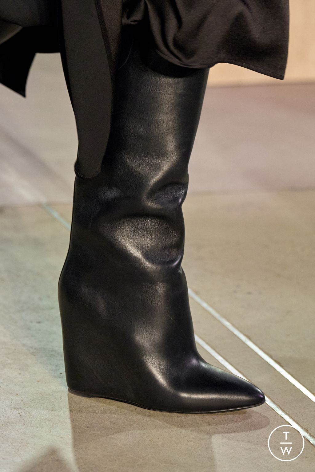 Fashion Week New York Fall/Winter 2025 look 18 from the Michael Kors Collection collection 女装配饰