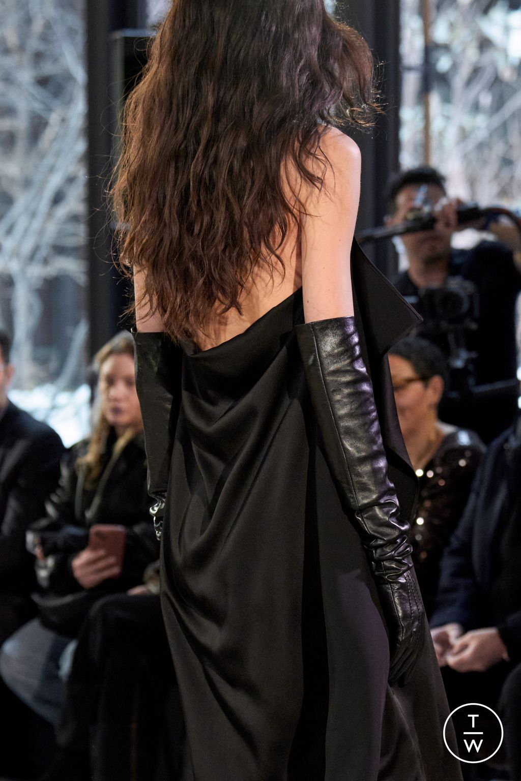 Fashion Week New York Fall/Winter 2025 look 19 from the Michael Kors Collection collection womenswear accessories