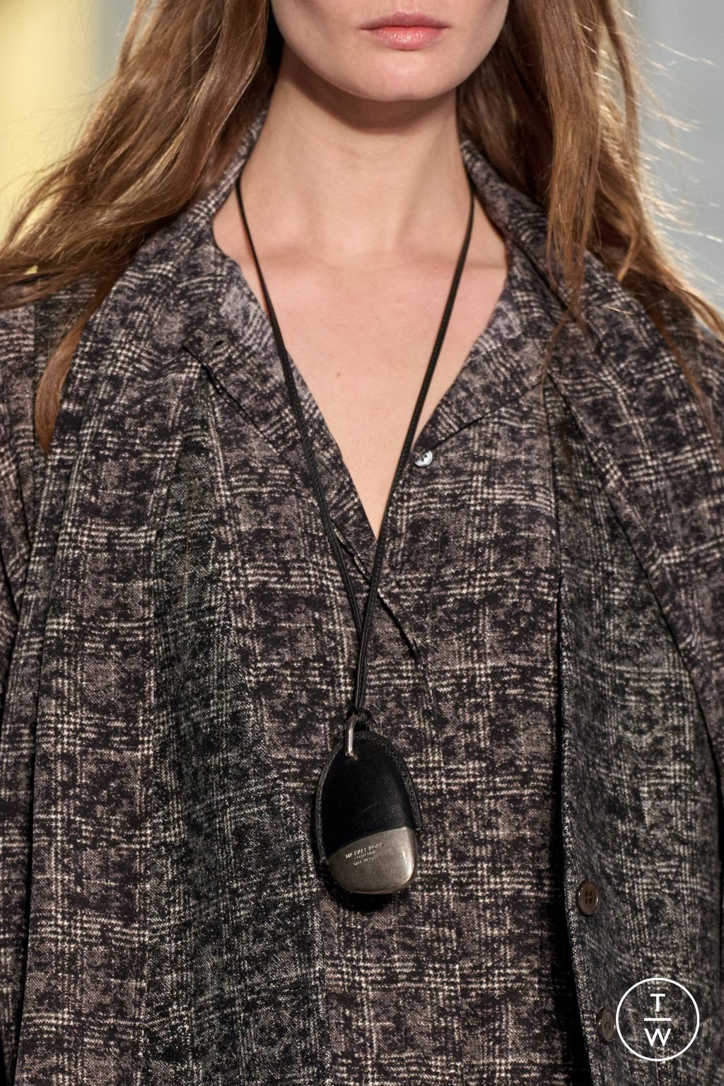 Fashion Week New York Fall/Winter 2025 look 24 from the Michael Kors Collection collection 女装配饰