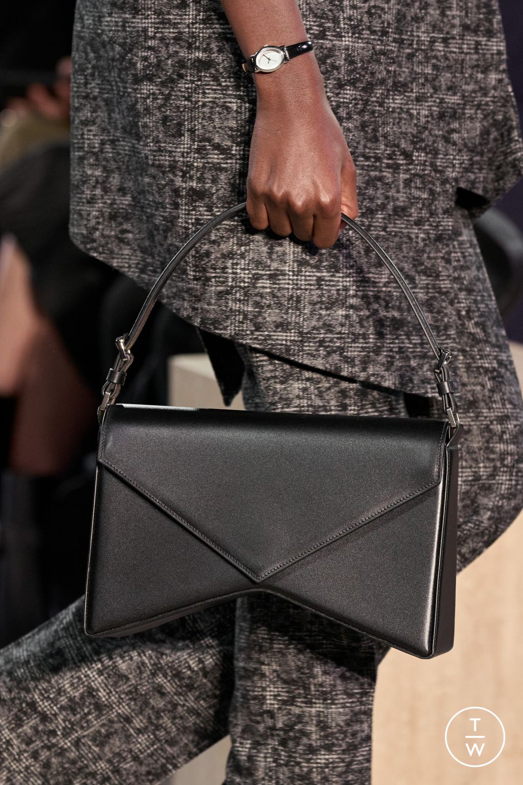 Fashion Week New York Fall/Winter 2025 look 31 from the Michael Kors Collection collection 女装配饰