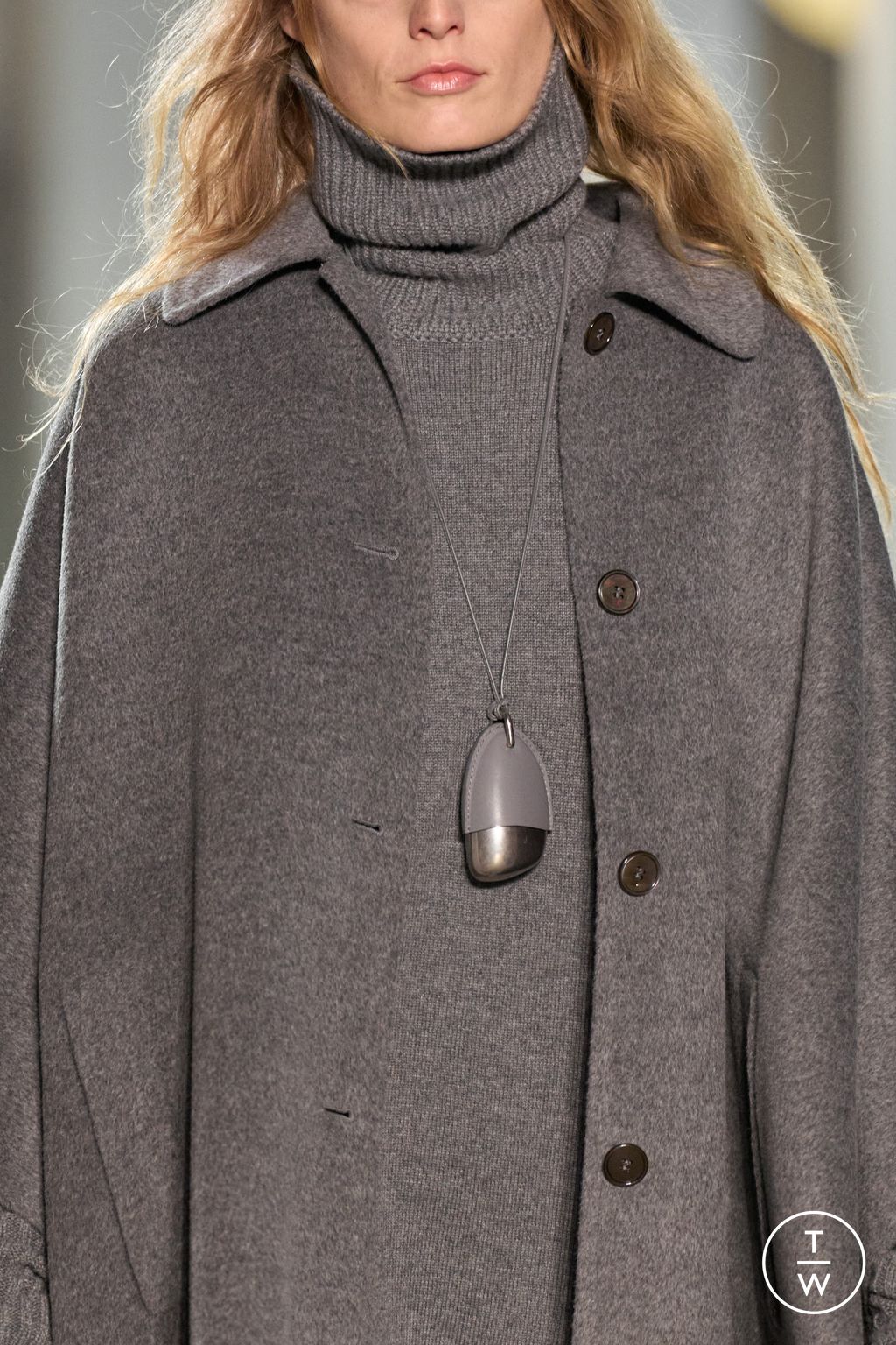 Fashion Week New York Fall/Winter 2025 look 34 from the Michael Kors Collection collection 女装配饰