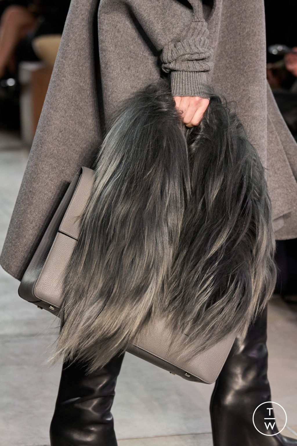 Fashion Week New York Fall/Winter 2025 look 35 from the Michael Kors Collection collection 女装配饰