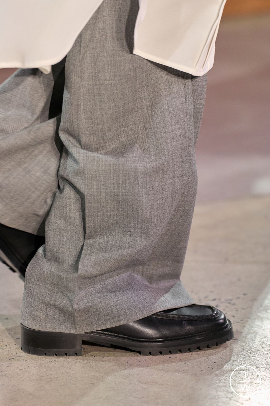 Fashion Week New York Fall/Winter 2025 look 37 from the Michael Kors Collection collection womenswear accessories