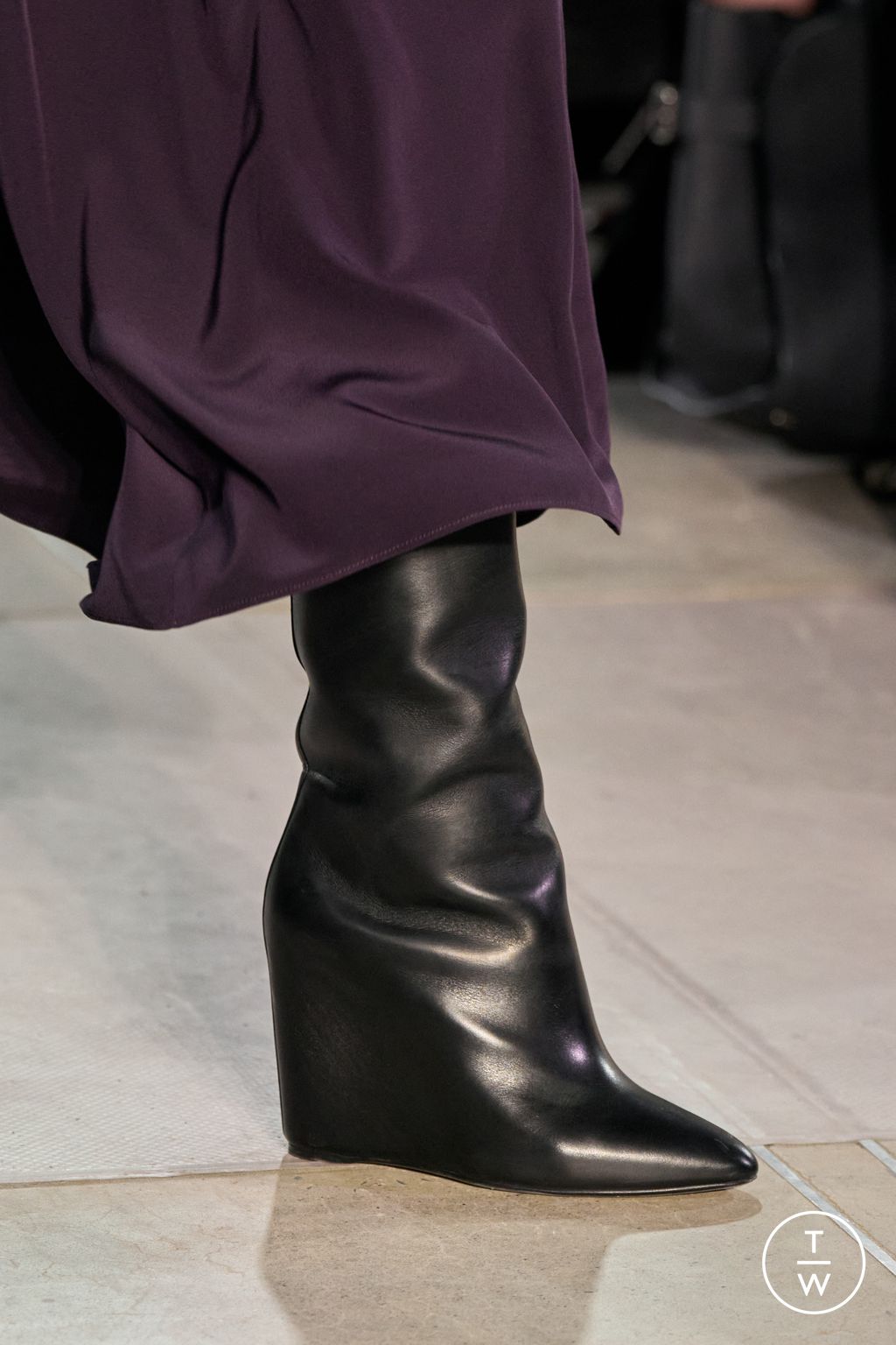 Fashion Week New York Fall/Winter 2025 look 39 from the Michael Kors Collection collection womenswear accessories