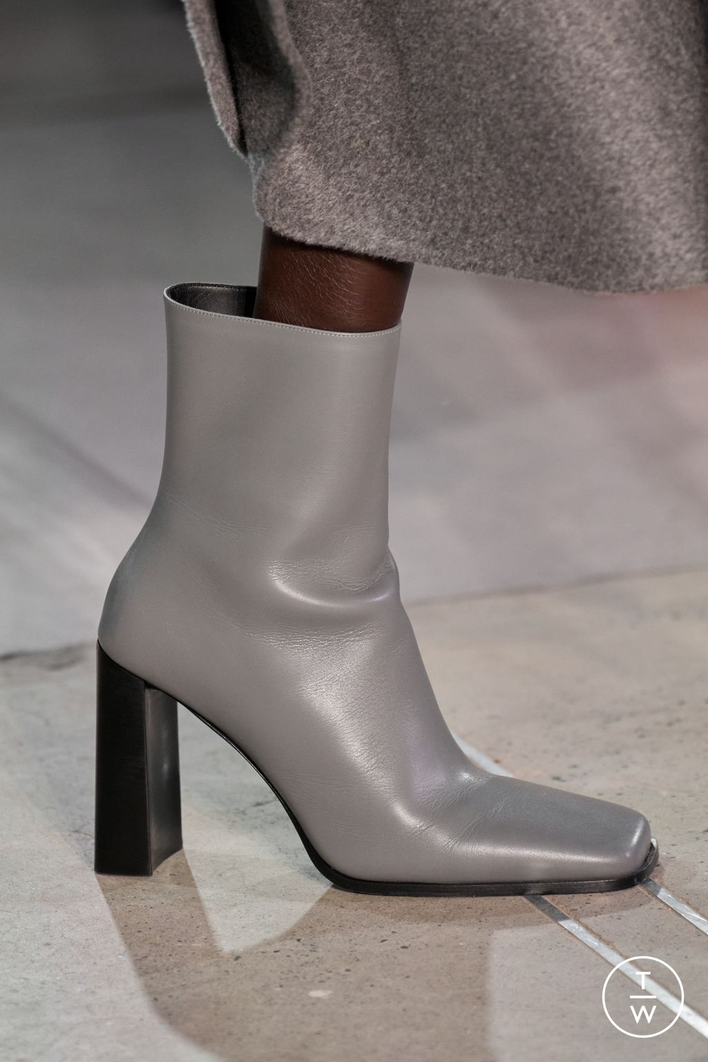 Fashion Week New York Fall/Winter 2025 look 42 from the Michael Kors Collection collection 女装配饰