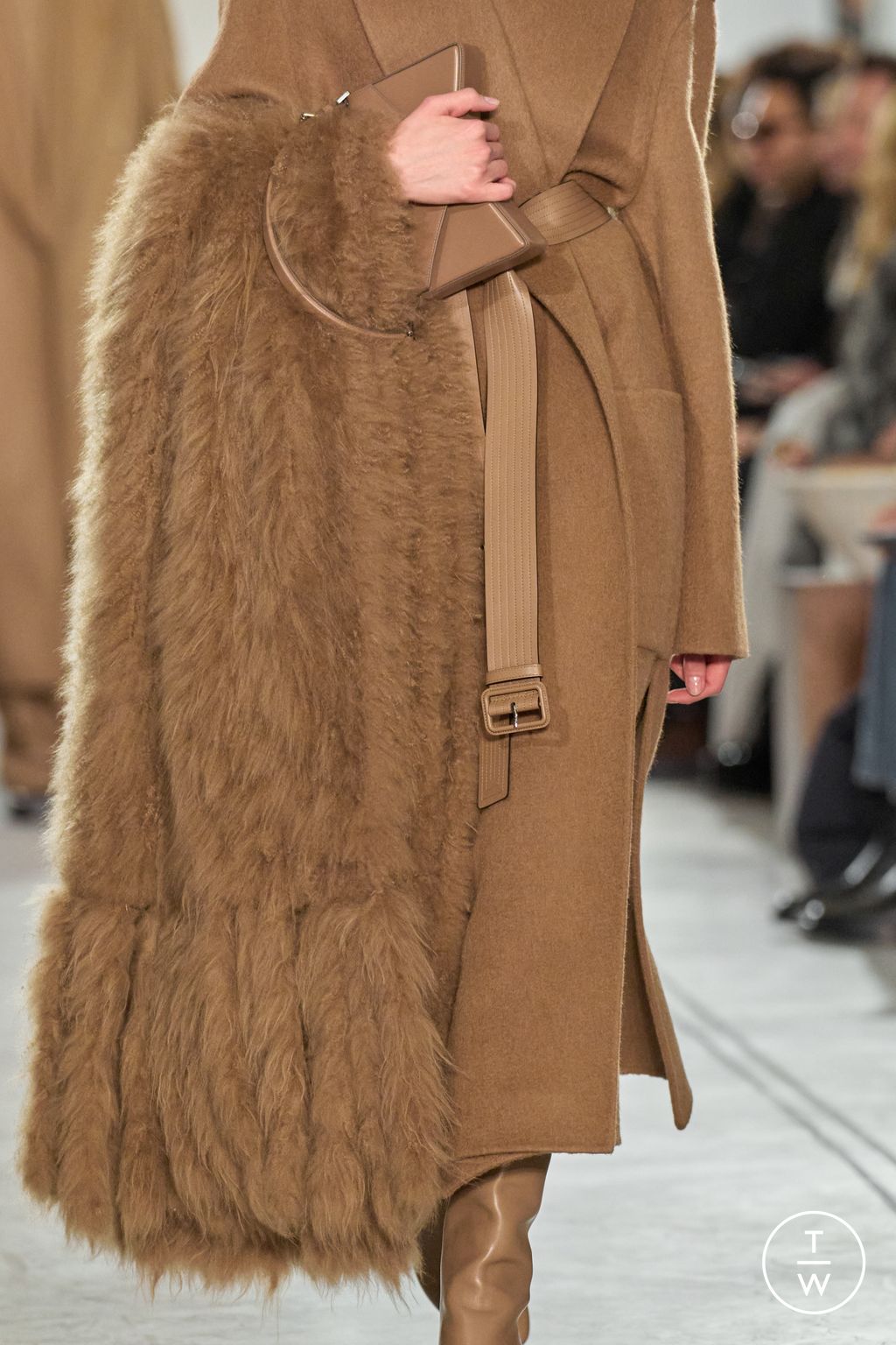 Fashion Week New York Fall/Winter 2025 look 48 from the Michael Kors Collection collection 女装配饰