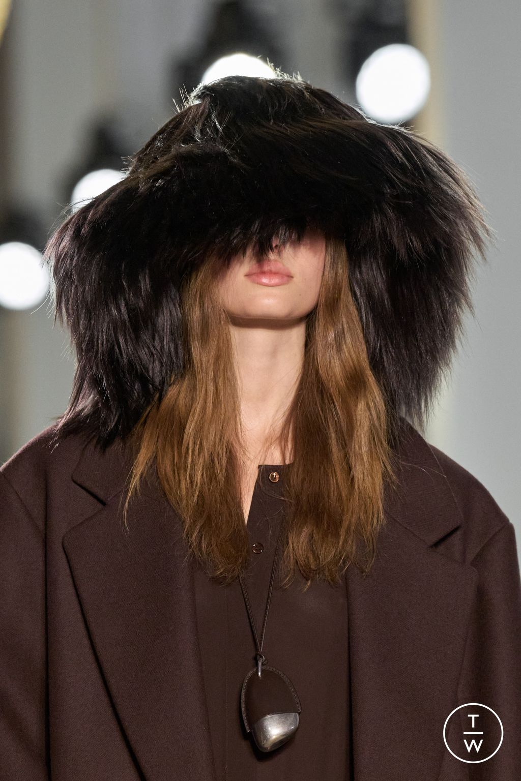 Fashion Week New York Fall/Winter 2025 look 51 from the Michael Kors Collection collection 女装配饰