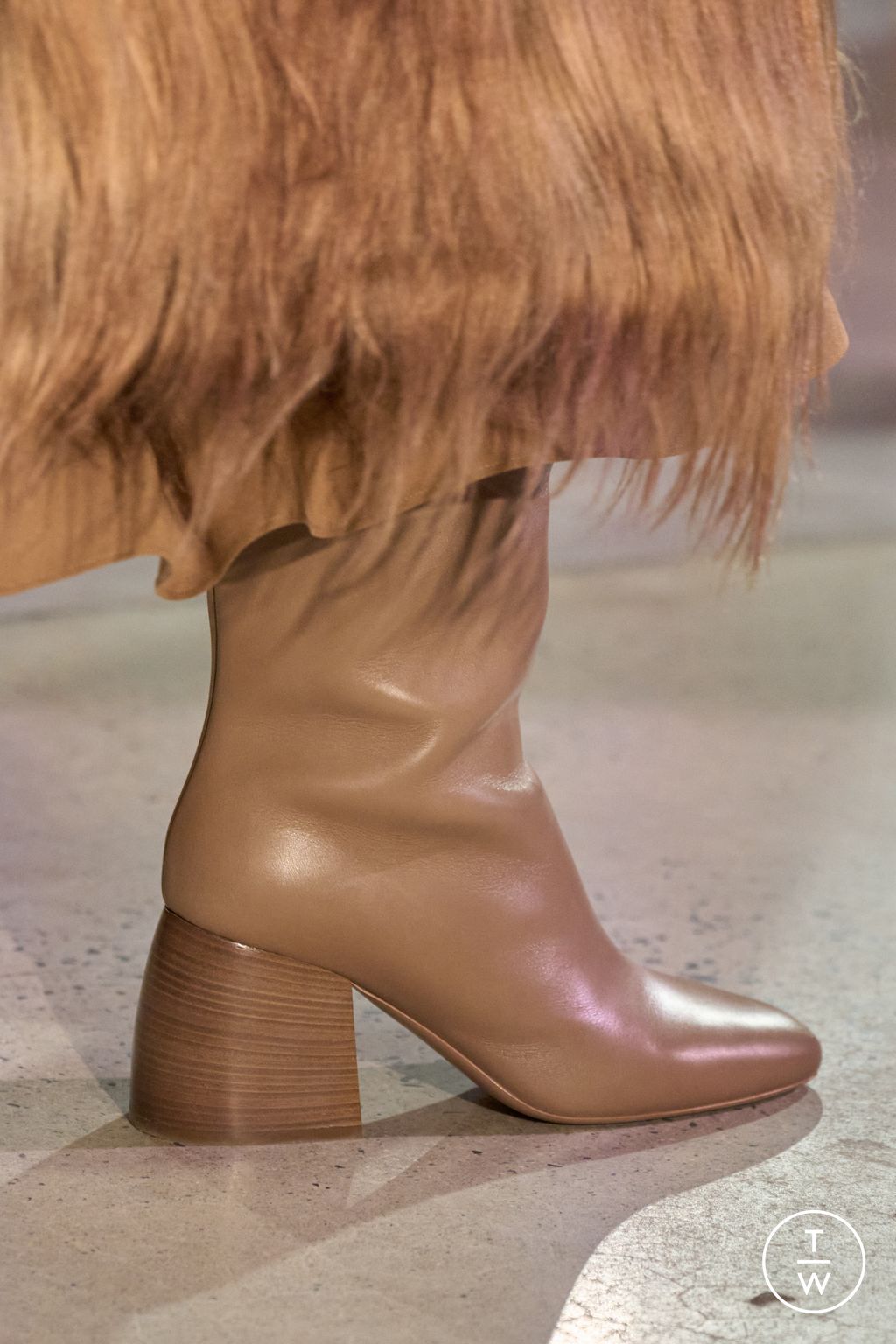 Fashion Week New York Fall/Winter 2025 look 56 from the Michael Kors Collection collection 女装配饰