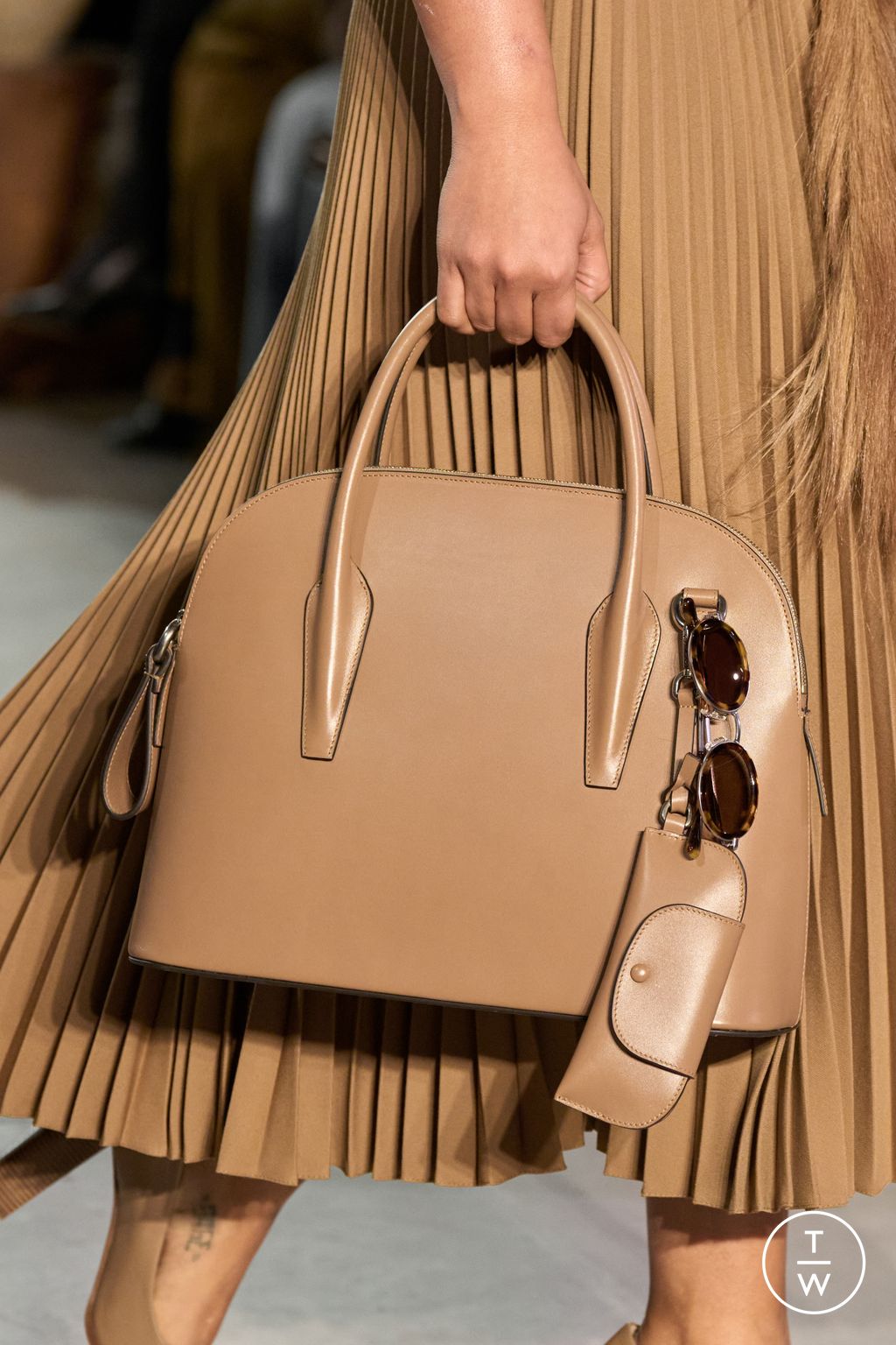 Fashion Week New York Fall/Winter 2025 look 61 from the Michael Kors Collection collection 女装配饰