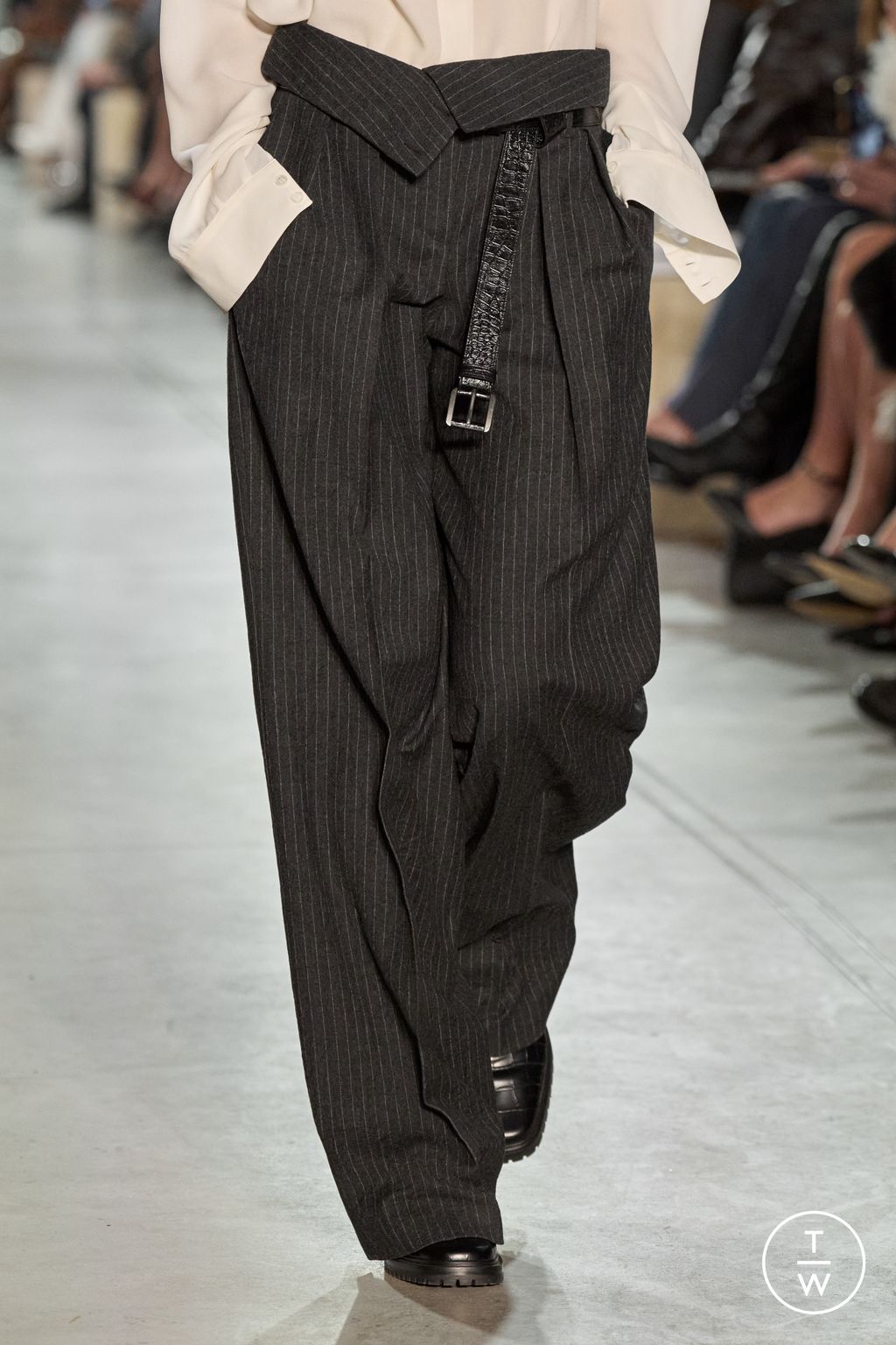 Fashion Week New York Fall/Winter 2025 look 75 from the Michael Kors Collection collection 女装配饰