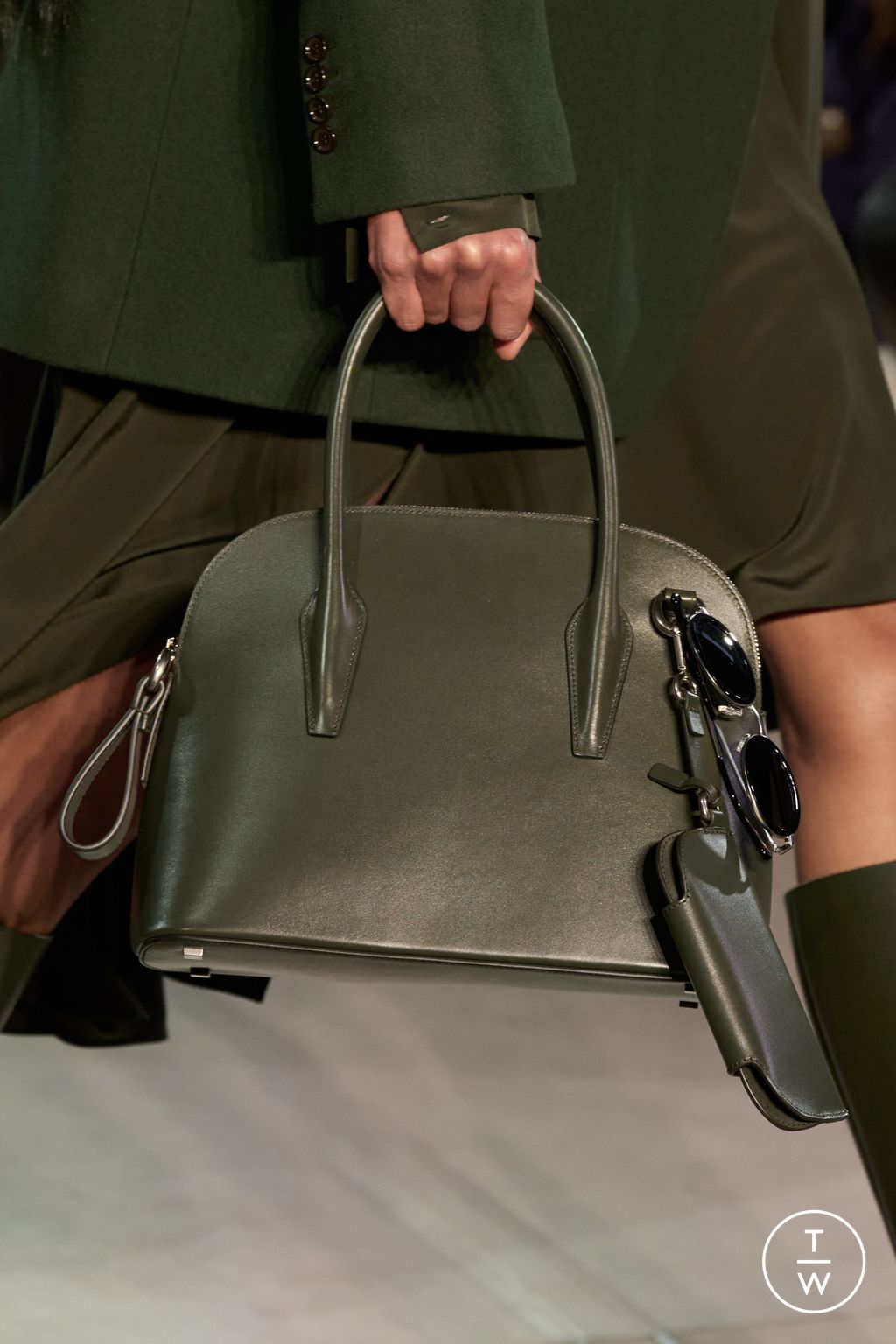 Fashion Week New York Fall/Winter 2025 look 83 from the Michael Kors Collection collection womenswear accessories