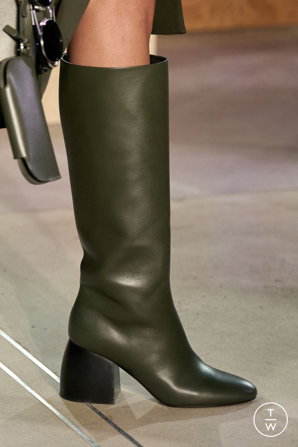 Fashion Week New York Fall/Winter 2025 look 84 from the Michael Kors Collection collection 女装配饰