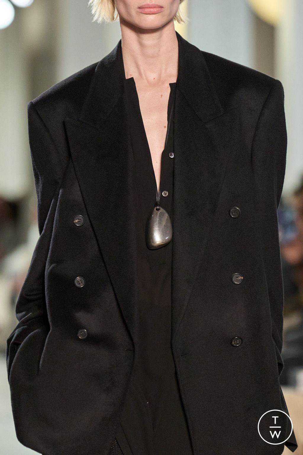 Fashion Week New York Fall/Winter 2025 look 89 from the Michael Kors Collection collection womenswear accessories