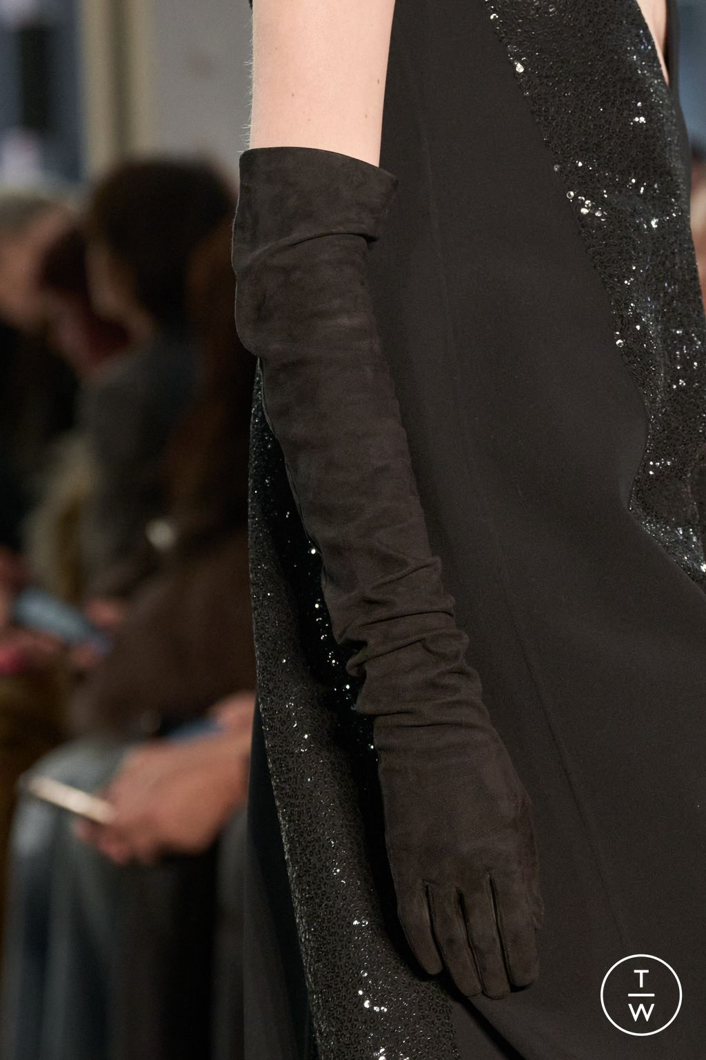 Fashion Week New York Fall/Winter 2025 look 90 from the Michael Kors Collection collection womenswear accessories