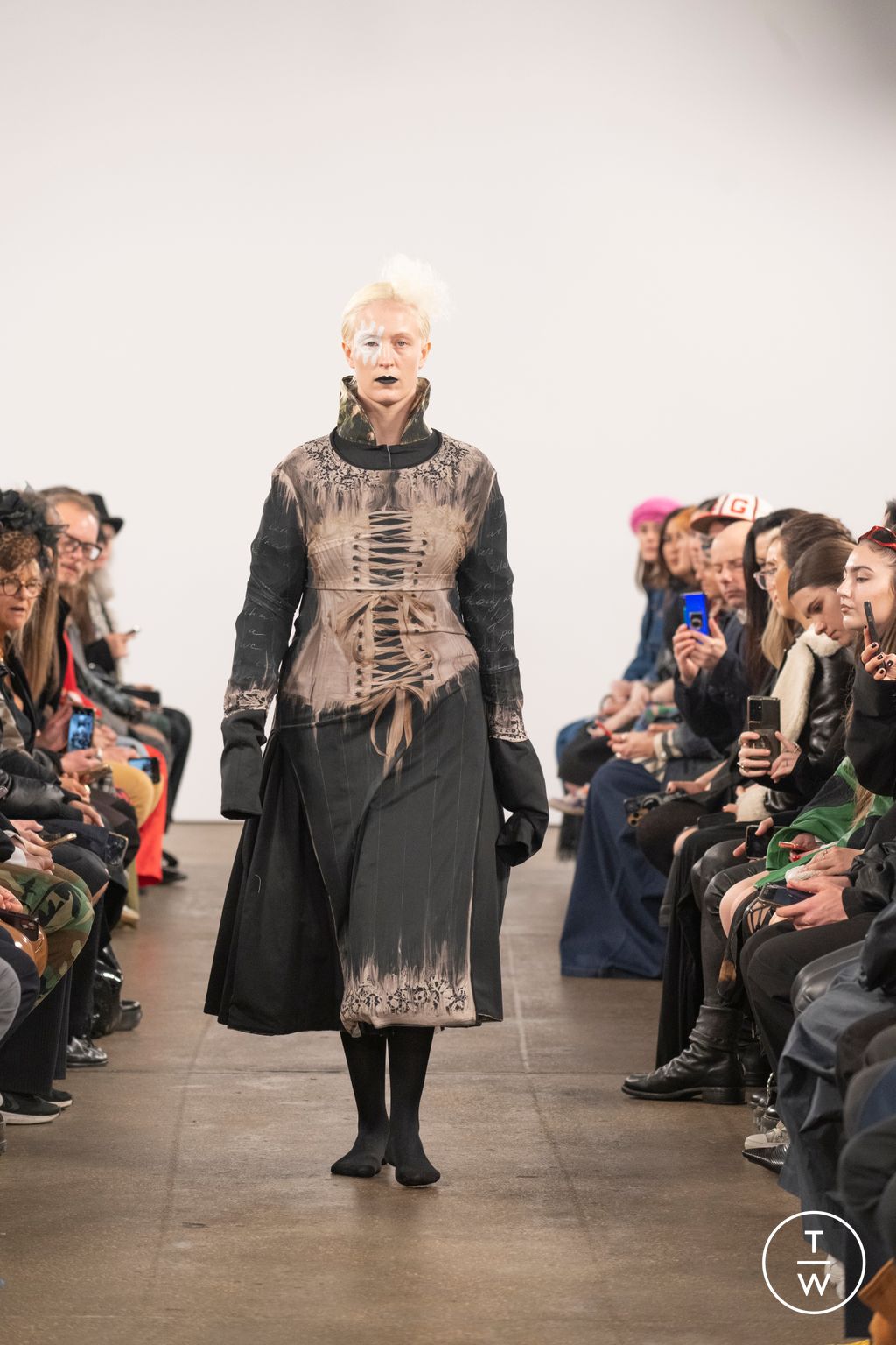 Fashion Week London Fall/Winter 2023 look 7 de la collection IA London womenswear