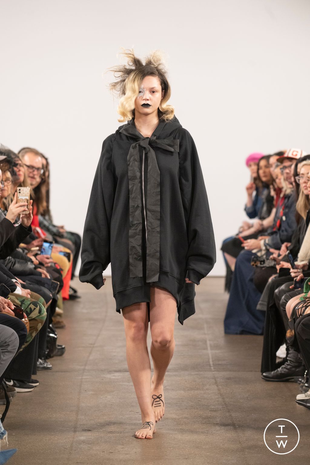 Fashion Week London Fall/Winter 2023 look 8 de la collection IA London womenswear